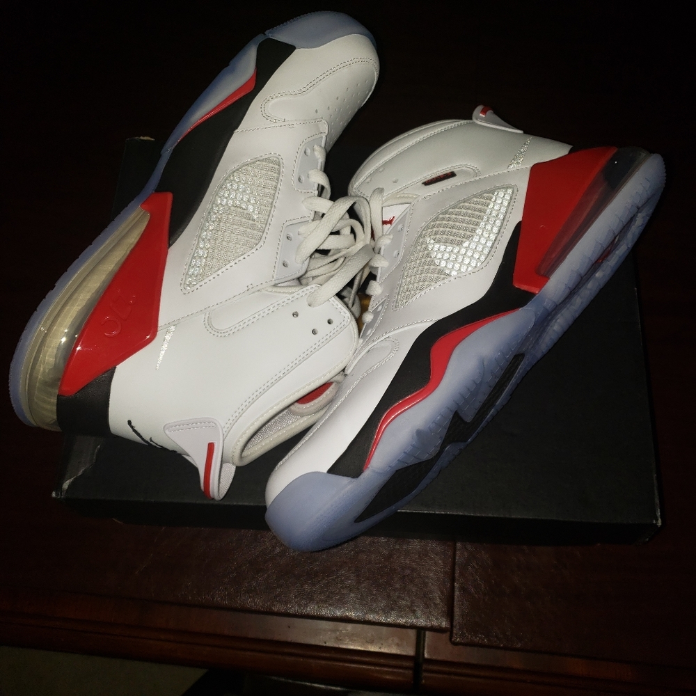 Jordan Mars 270

Sz 11.5